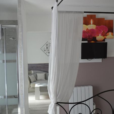 Au Coeur Du Bien Etre, chambre d'hôtes avec piscine chauffée et couverte, SPA, sauna, massages Monteaux Exterior foto